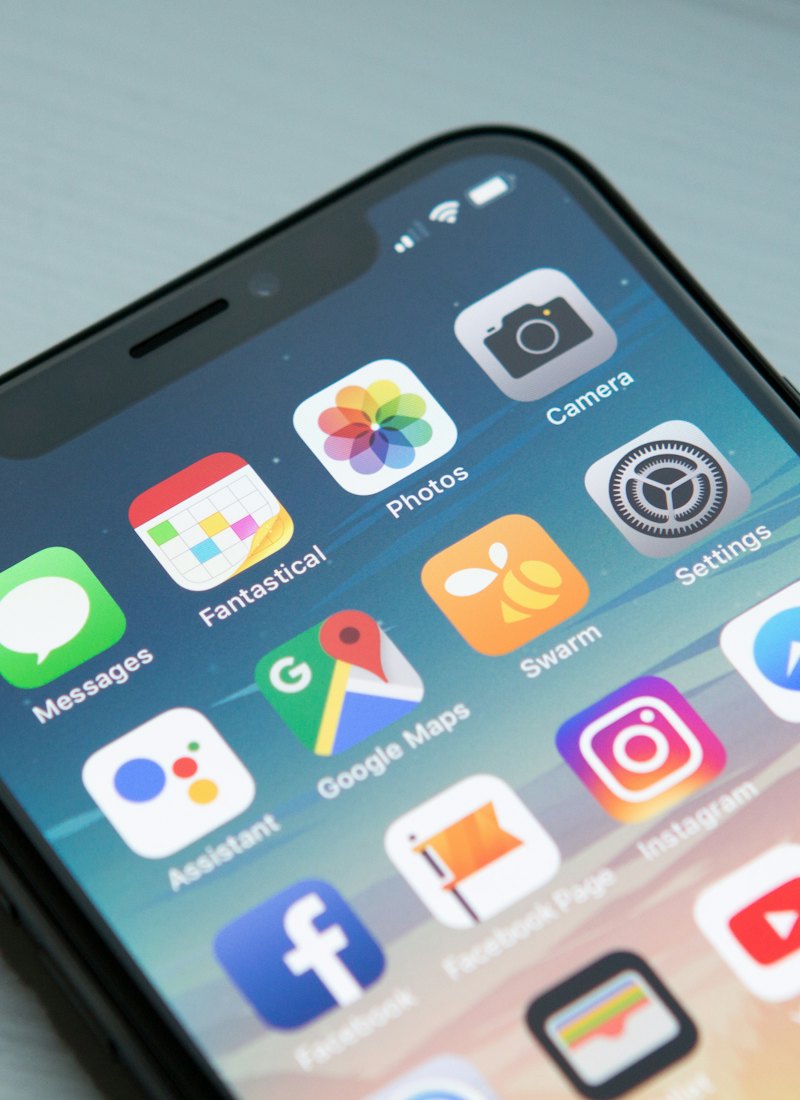 手机屏幕上整齐排列的App应用图标界面