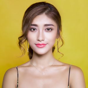 用户头像：黄色背景前的女生